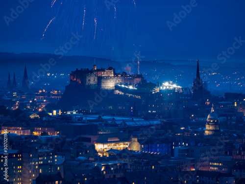 Edynburg / Szkocja - 24 sierpień 2019: Widok na Edynburg ze wzgórza w Holyrood Park wieczorem