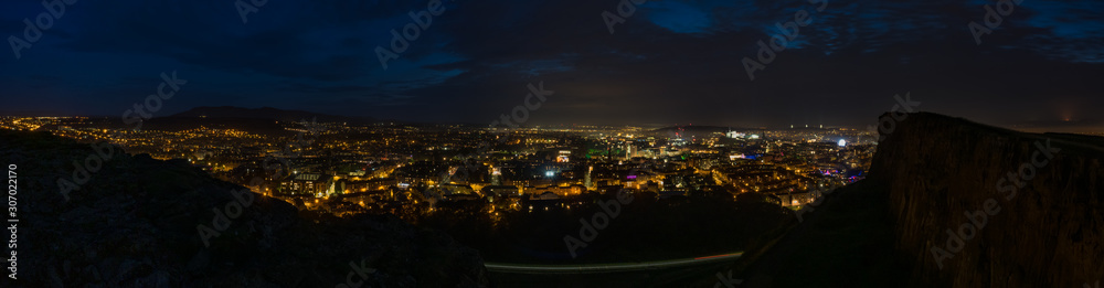 Edynburg / Szkocja - 24 sierpień 2019: Widok na Edynburg ze wzgórza w Holyrood Park wieczorem - obrazy, fototapety, plakaty 