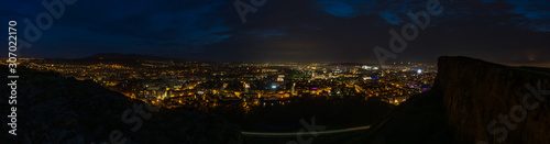 Edynburg   Szkocja - 24 sierpie   2019  Widok na Edynburg ze wzg  rza w Holyrood Park wieczorem