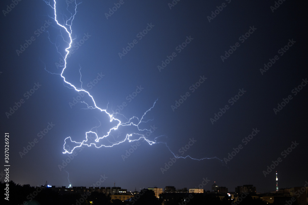 Naklejka premium Bright lightning in the black sky over the city