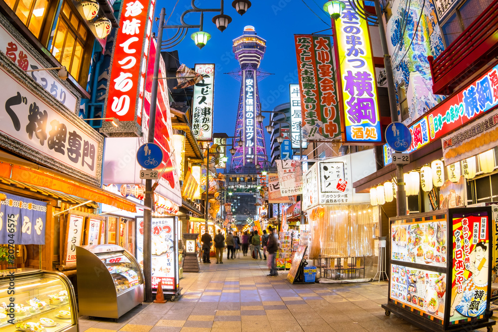 Fototapeta premium Osaka, Japonia - Wieża Tsutenkaku jest znanym punktem orientacyjnym w Osace w Japonii i reklamuje Hitachi w dzielnicy Shinsekai (Nowy Świat) dzielnicy Naniwa w Osace w Japonii.