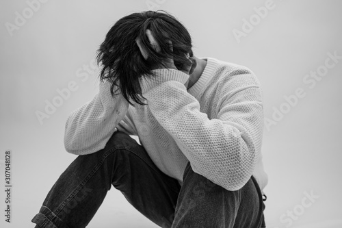 頭を抱える男性
