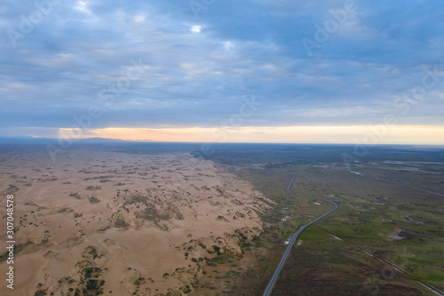 Fotografia aerial view of desertification land at dusk