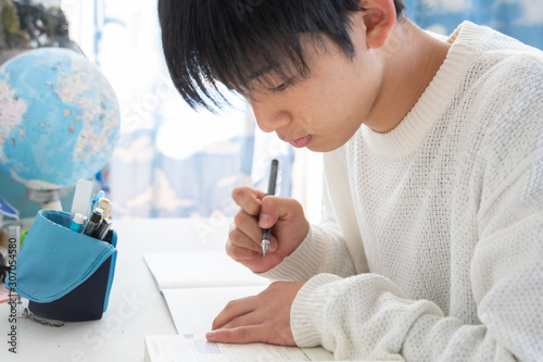 勉強をする男子高校生