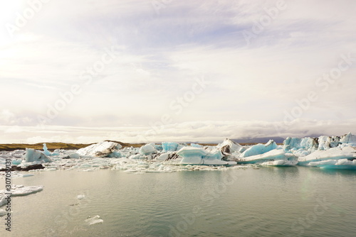 アイスランドの美しい風景、ヨークルスアゥルロゥン氷河湖 © RIE