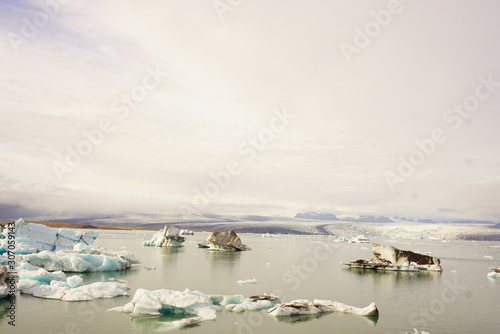 アイスランドの美しい風景、ヨークルスアゥルロゥン氷河湖 © RIE