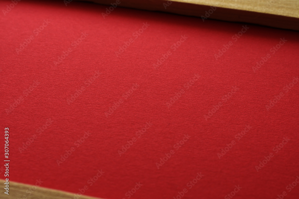木の枠と赤い紙
