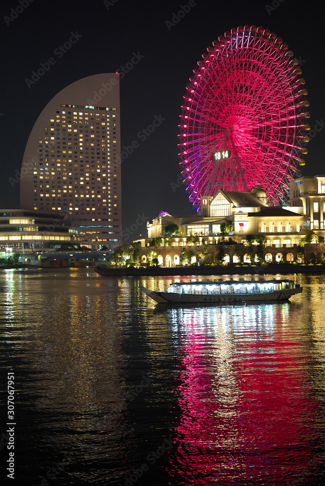 Naklejka premium Kanagawa,Japan-December 1, 2019: Colorful Ferris Wheel at night