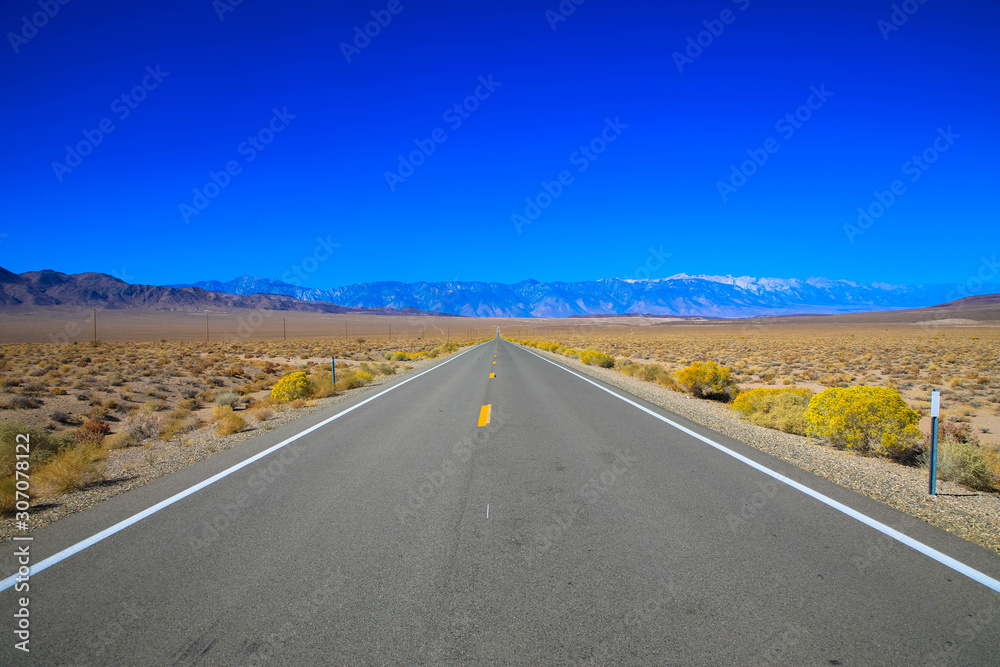 Endlos lange Strasse durch die Einsamkeit, Kalifornien USA Endlos lange Strasse durch die Einsamkeit, Kalifornien USA