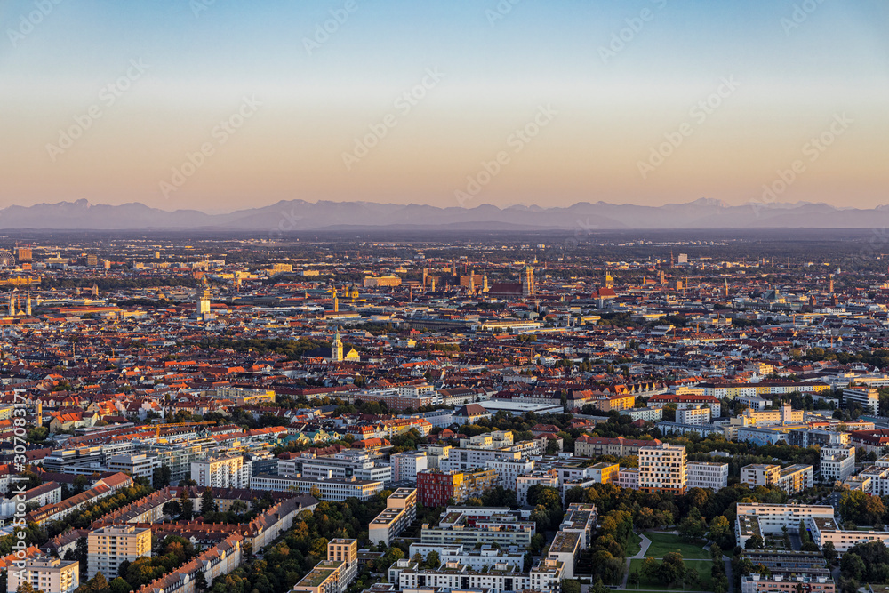 Abendlicher Blick über München bei Alpensicht