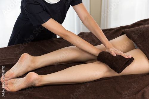 タオルで脚を拭く女性