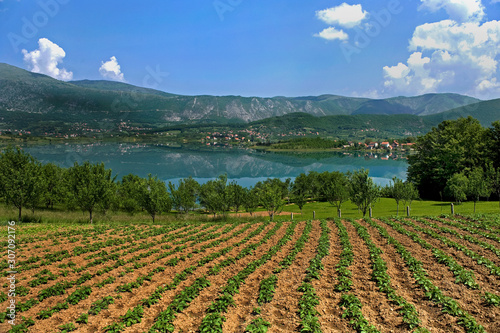 Bäuerliche Landschaft am Ramsko Jezero (Rama-Stausee) in Bosnien-Herzegowina