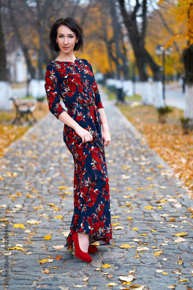 Beautiful elegant woman posing in a city street, autumn season Beautiful elegant woman posing in a city street, autumn season