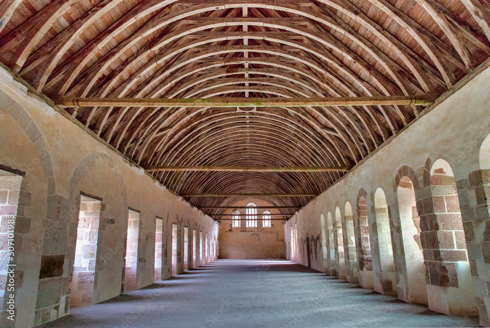 Dortoir des moines dans l'abbaye de Fontenay à Marmagne, France