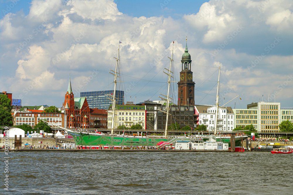 Obraz premium Panoramic view over busy harbor, downtown and historic center in Hamburg, Germany, summer