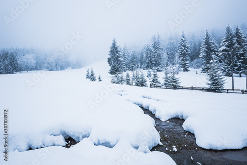 Beautiful snow panorama of a snowdrift © YouraPechkin