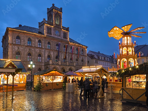 Obraz na płótnie Weimar, Germany. Christmas market at Market Square in front of Town Hall in twilight. w salonie