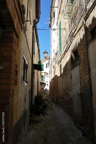 Antico borgo d'Abruzzo, Loreto, Italia © neuartelena