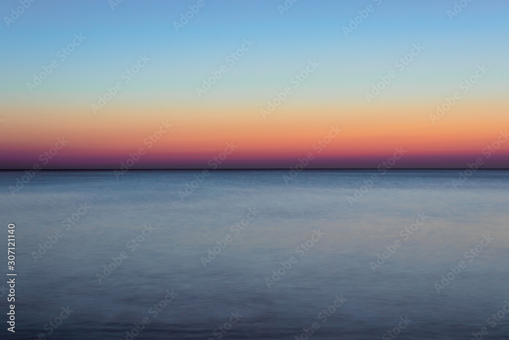 Langzeitbelichtung der Nordsee am Strand der Insel Sylt nach Sonnenuntergang