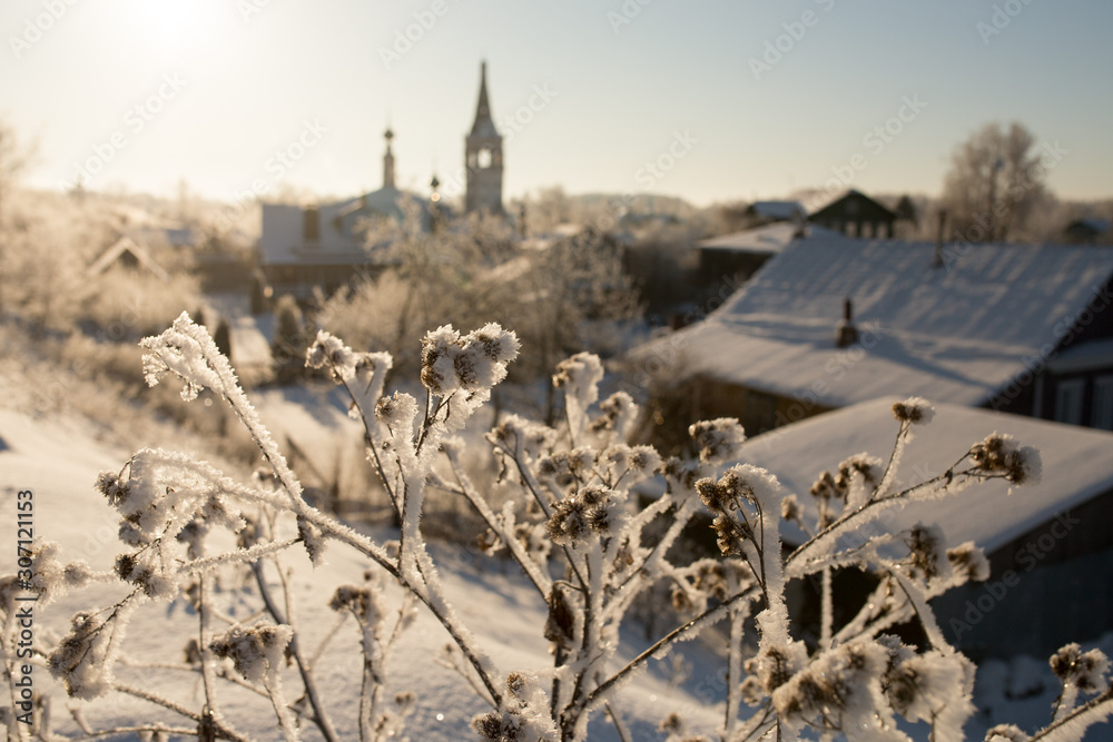 Морозный зимний пейзаж с русской церковью и деревьями в инее