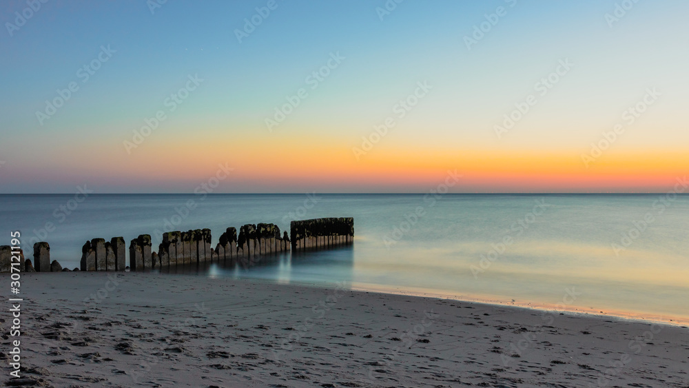 Buhnen auf der Insel Sylt kurz nach dem Sonnenuntergang