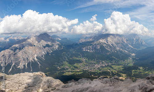 Dolomity - krajobraz górski widziany ze szczytu Toffana i miasteczko Cortina d’Ampezzo w dolinie. Włoskie Alpy.