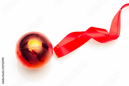 Fotografie Bola roja decorativa de navidad; bolas que se ponen en los árboles de navidad pa