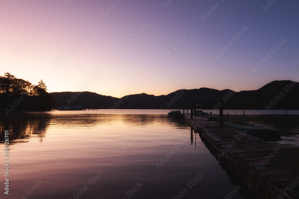 Fototapeta premium 中禅寺湖の朝焼け