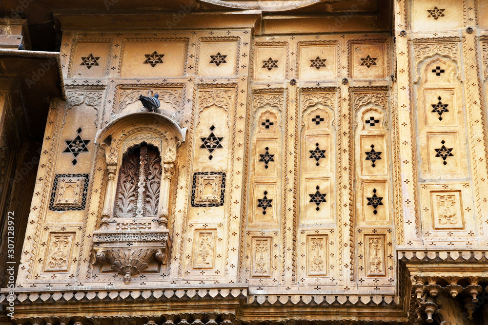 Obraz premium Traditional architectural details of Haveli or palace at Jaisalmer, Rajasthan, India