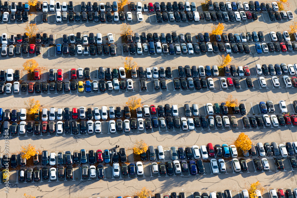 Luftbild eines vollen Parkplatzes