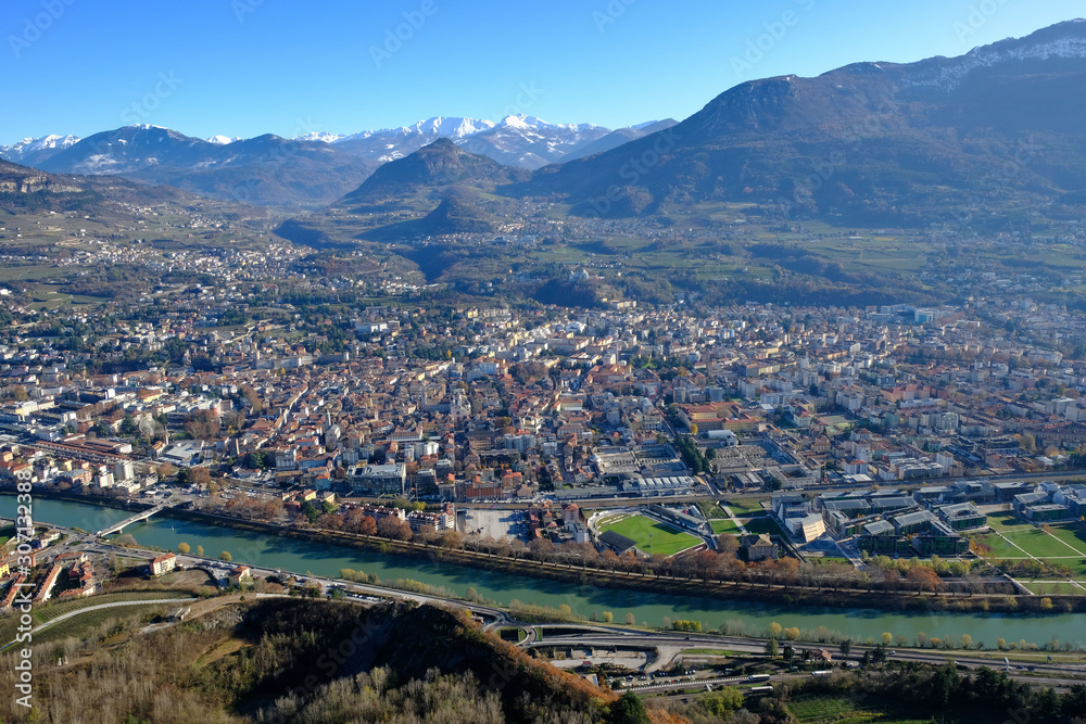 Trento con Adige e chiesa di San Apollinare