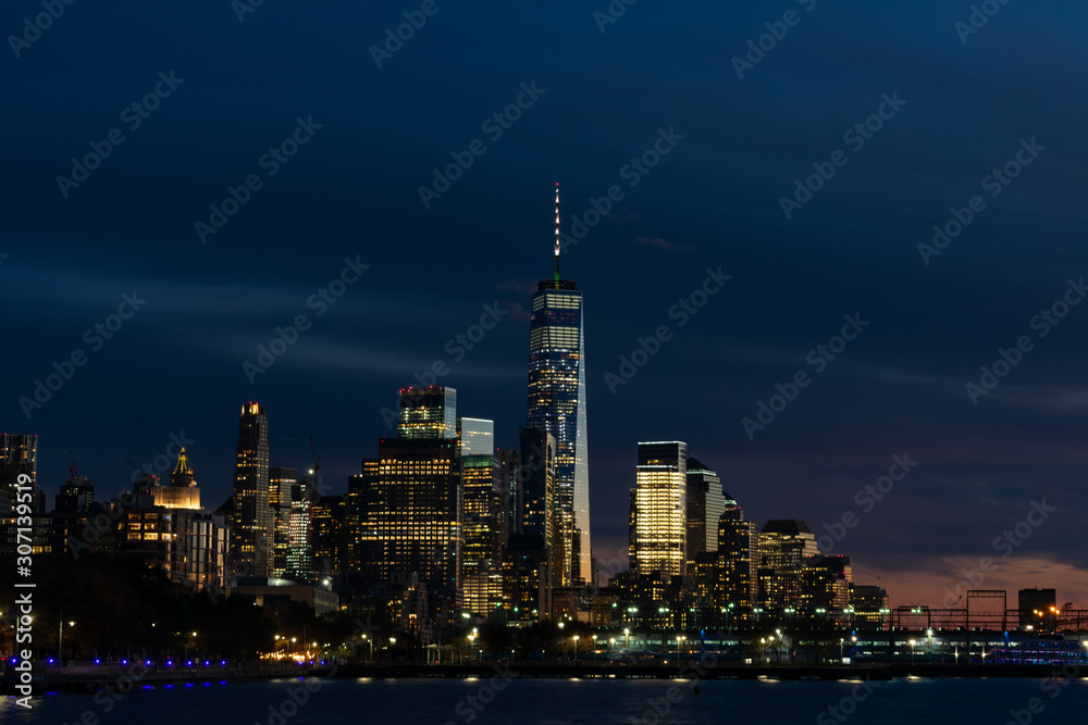 Fototapeta premium Nocna panorama nowojorskiej dzielnicy finansowej wzdłuż rzeki Hudson