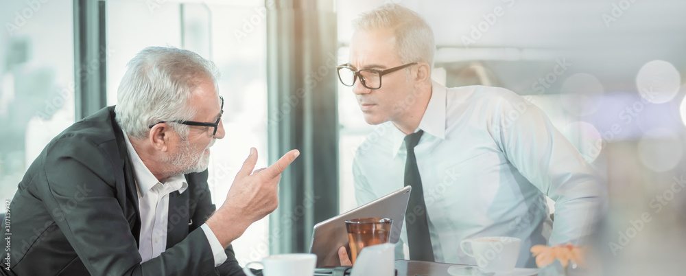Obraz premium Meeting business man in lounge rooftop hotel, Senior man Talking Planing With Team in Office Corporate. Business Event training Seminar, Creative Cooperative idea for Development, Management Business 