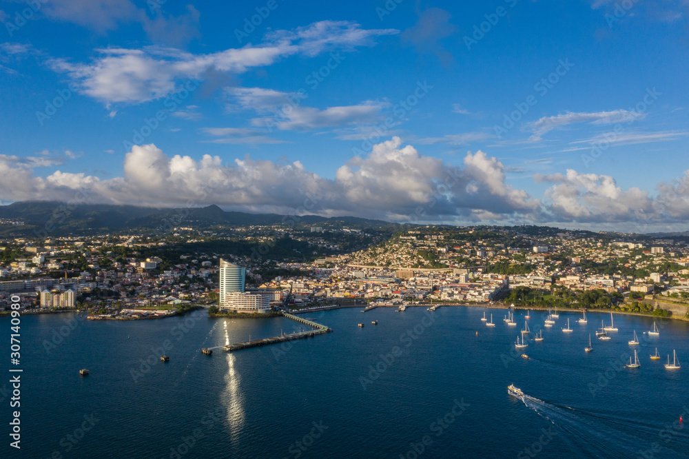 Fototapeta premium Vue aérienne de Fort de France au couché du soleil, en Martinique