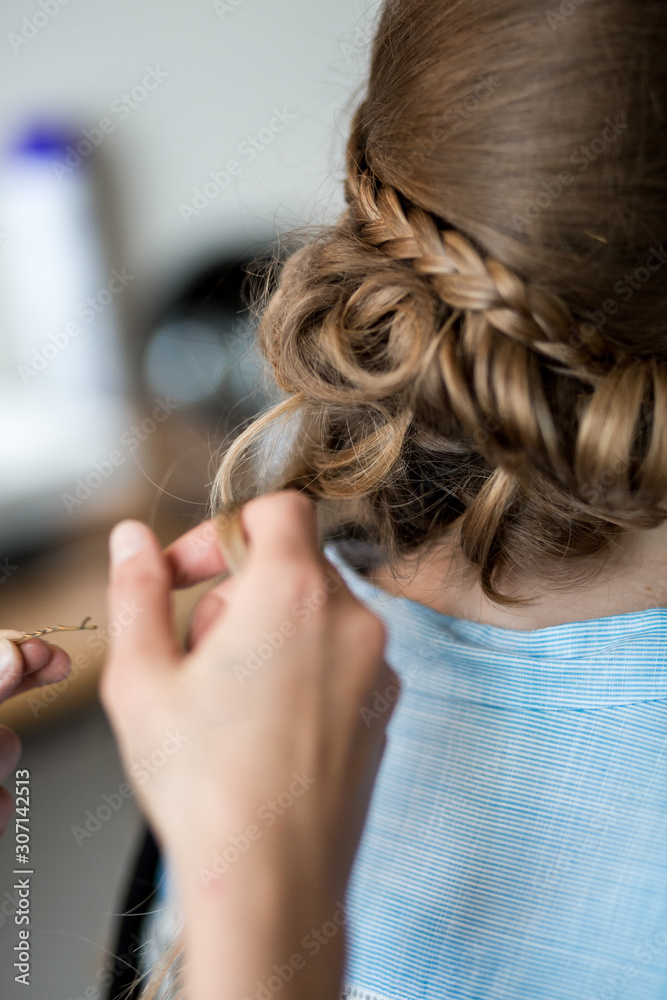 Naklejka premium Hochsteckfrisur mit Zopf beim getting ready