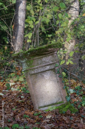 Alter jüdischer Grabstein in Schräglage auf dem Friedhof von Landau in der Pfalz