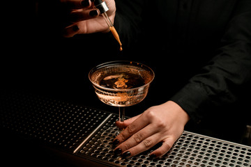 Leinwandbilder Nagelstudio Barkeeper mixt Cocktail mit Pipette  © fesenko