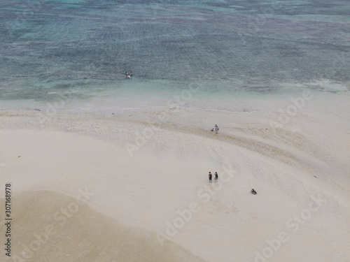 竹富島に広がる広大な砂浜を空からお散歩