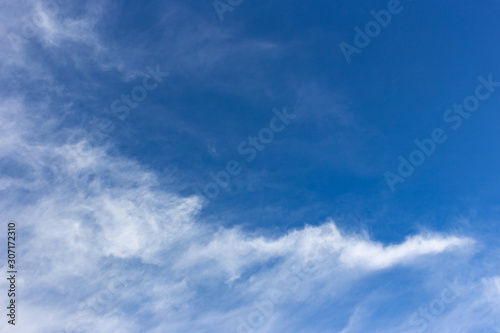 筋雲広がる空