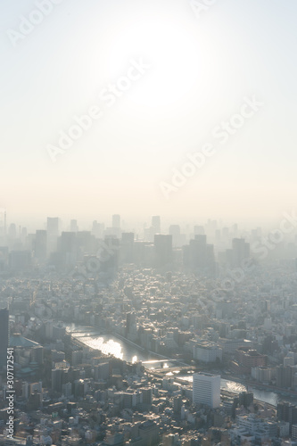 薄靄の中の都市