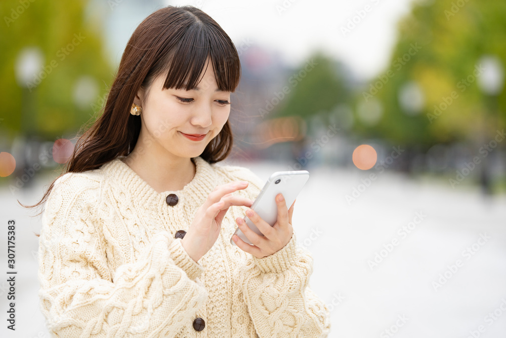 スマートフォンを使う女性