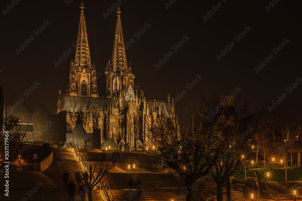 Der Dom zu Köln bei Nacht