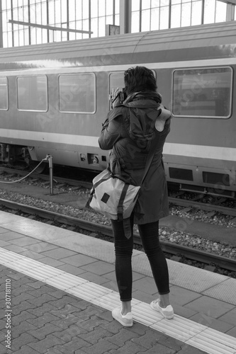 Frau mit Kamera am Bahnsteig - s/w photo