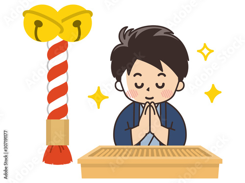 お祈りをする和装の男性　神社　初詣