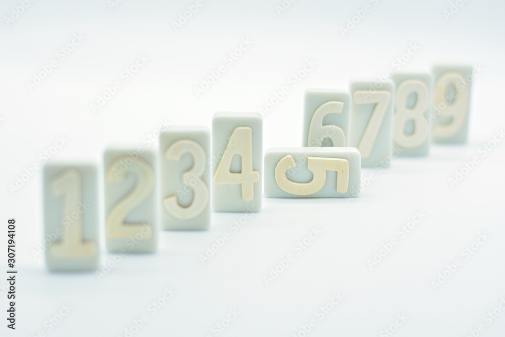 Fichas de dominó con los números del uno al nueve puestos en fila Stock  Illustration | Adobe Stock