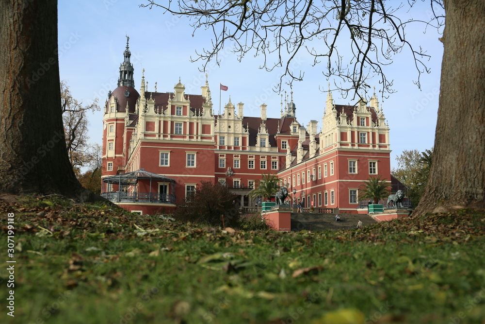 Obraz premium Zamek Mużakowski na tle drzew