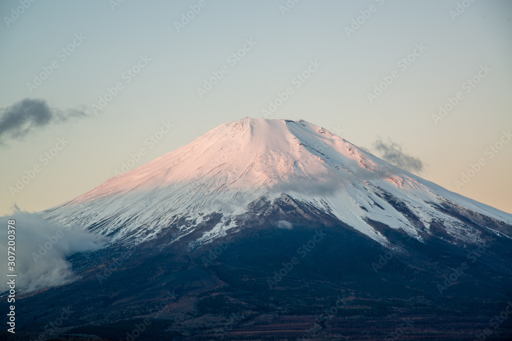 日の出　照らされる富士山　アップ