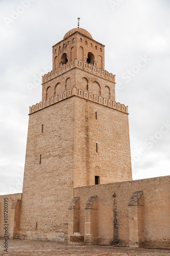 vistas desde el exterior de kairouan gran mezquita, torre. Túnez