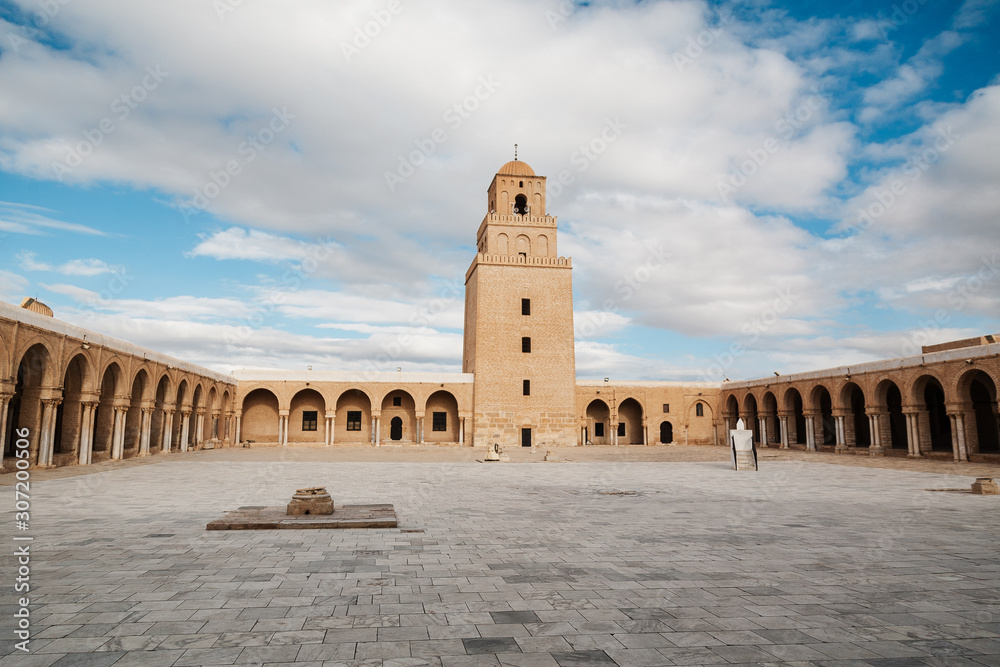 vistas desde el patio interior de kairouan gran mezquita, torre. Túnez