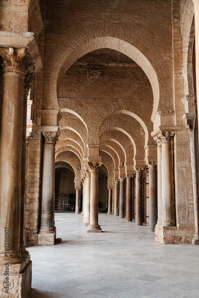 vistas desde el patio interior de kairouan gran mezquita, arcadas, Túnez